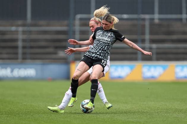 Eileen Campbell (SC Freiburg) und Janina Hechler (1. FC Koeln) im Zweikampf, Frauen Bundesliga, 1.FC Koeln - SC Freiburg, Franz-Kremer-Stadion am 21. April 2024 in Koeln, Deutschland. (Foto von Oliver Kaelke DeFodi Images) Eileen Campbell (SC Freiburg) und Janina Hechler (1. FC Koeln) battle for the ball, Frauen Bundesliga, 1.FC Koeln - SC Freiburg, Franz-Kremer-Stadion on April 21, 2024 in Cologne, Germany. (Photo by Oliver Kaelke DeFodi Images) Defodi-678_2024_04_121_OK_FCKSCF_0682