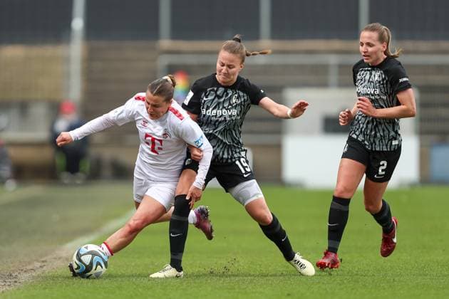 Carlotta Wamser (1. FC Koeln) und Annabel Schasching (SC Freiburg) im Zweikampf, Frauen Bundesliga, 1.FC Koeln - SC Freiburg, Franz-Kremer-Stadion am 21. April 2024 in Koeln, Deutschland. (Foto von Oliver Kaelke DeFodi Images) Carlotta Wamser (1. FC Koeln) und Annabel Schasching (SC Freiburg) battle for the ball, Frauen Bundesliga, 1.FC Koeln - SC Freiburg, Franz-Kremer-Stadion on April 21, 2024 in Cologne, Germany. (Photo by Oliver Kaelke DeFodi Images) Defodi-678_2024_04_121_OK_FCKSCF_0784