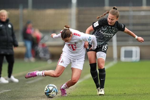 Carlotta Wamser (1. FC Koeln) und Annabel Schasching (SC Freiburg) im Zweikampf, Frauen Bundesliga, 1.FC Koeln - SC Freiburg, Franz-Kremer-Stadion am 21. April 2024 in Koeln, Deutschland. (Foto von Oliver Kaelke DeFodi Images) Carlotta Wamser (1. FC Koeln) und Annabel Schasching (SC Freiburg) battle for the ball, Frauen Bundesliga, 1.FC Koeln - SC Freiburg, Franz-Kremer-Stadion on April 21, 2024 in Cologne, Germany. (Photo by Oliver Kaelke DeFodi Images) Defodi-678_2024_04_121_OK_FCKSCF_0786