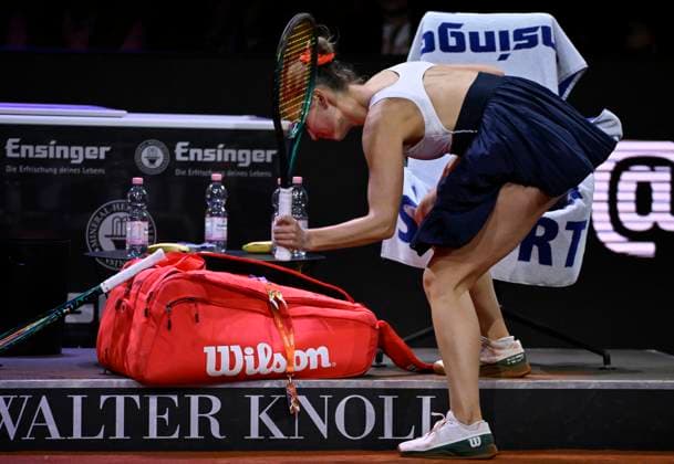 Marta Kostyuk (UKR) enttaeuscht Gestik Geste schlaegt zertruemmert mit Schlaeger auf Tasche und Boden Tennis Damen Porsche-Cup Porsche Tennis Grand Prix GP Stuttgart 2024 Porsche Arena 21.04.2024 DFL REGULATIONS PROHIBIT ANY USE OF PHOTOGRAPHS AS IMAGE SEQUENCES AND OR QUASI-VIDEO Porsche Tennis Grand Prix GP Stuttgart 2024