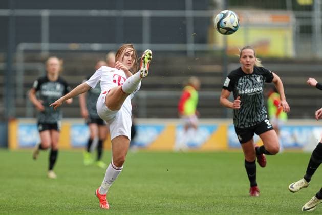 Alena Bienz (1. FC Koeln) in Aktion, am Ball, Einzelaktion, Frauen Bundesliga, 1.FC Koeln - SC Freiburg, Franz-Kremer-Stadion am 21. April 2024 in Koeln, Deutschland. (Foto von Oliver Kaelke DeFodi Images) Alena Bienz (1. FC Koeln) controls the ball, Frauen Bundesliga, 1.FC Koeln - SC Freiburg, Franz-Kremer-Stadion on April 21, 2024 in Cologne, Germany. (Photo by Oliver Kaelke DeFodi Images) Defodi-678_2024_04_121_OK_FCKSCF_0828