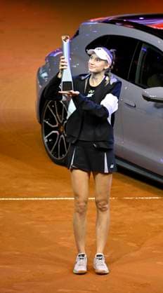 Siegerehrung, Ehrung Elena Rybakina (KAZ) mit Pokal vor Siegerfahrzeug Porsche Taycan 4S Turismo Tennis Damen Porsche-Cup Porsche Tennis Grand Prix GP Stuttgart 2024 Porsche Arena 21.04.2024 DFL REGULATIONS PROHIBIT ANY USE OF PHOTOGRAPHS AS IMAGE SEQUENCES AND OR QUASI-VIDEO Porsche Tennis Grand Prix GP Stuttgart 2024