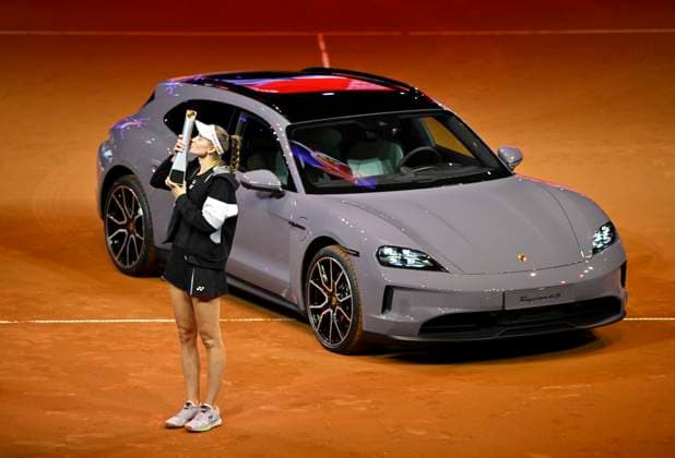 Siegerehrung, Ehrung Elena Rybakina (KAZ) mit Pokal vor Siegerfahrzeug Porsche Taycan 4S Turismo Kuss kuesst Pokal Tennis Damen Porsche-Cup Porsche Tennis Grand Prix GP Stuttgart 2024 Porsche Arena 21.04.2024 DFL REGULATIONS PROHIBIT ANY USE OF PHOTOGRAPHS AS IMAGE SEQUENCES AND OR QUASI-VIDEO Porsche Tennis Grand Prix GP Stuttgart 2024