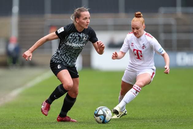 Lisa Karl (SC Freiburg) und Laura Vogt (1. FC Koeln) im Zweikampf, Frauen Bundesliga, 1.FC Koeln - SC Freiburg, Franz-Kremer-Stadion am 21. April 2024 in Koeln, Deutschland. (Foto von Oliver Kaelke DeFodi Images) Lisa Karl (SC Freiburg) und Laura Vogt (1. FC Koeln) battle for the ball, Frauen Bundesliga, 1.FC Koeln - SC Freiburg, Franz-Kremer-Stadion on April 21, 2024 in Cologne, Germany. (Photo by Oliver Kaelke DeFodi Images) Defodi-678_2024_04_121_OK_FCKSCF_0881