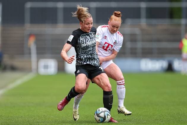 Lisa Karl (SC Freiburg) und Laura Vogt (1. FC Koeln) im Zweikampf, Frauen Bundesliga, 1.FC Koeln - SC Freiburg, Franz-Kremer-Stadion am 21. April 2024 in Koeln, Deutschland. (Foto von Oliver Kaelke DeFodi Images) Lisa Karl (SC Freiburg) und Laura Vogt (1. FC Koeln) battle for the ball, Frauen Bundesliga, 1.FC Koeln - SC Freiburg, Franz-Kremer-Stadion on April 21, 2024 in Cologne, Germany. (Photo by Oliver Kaelke DeFodi Images) Defodi-678_2024_04_121_OK_FCKSCF_0885