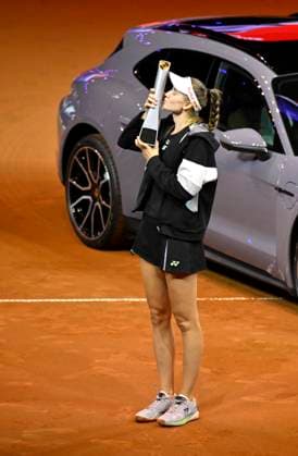 Siegerehrung, Ehrung Elena Rybakina (KAZ) mit Pokal vor Siegerfahrzeug Porsche Taycan 4S Turismo Kuss kuesst Pokal Tennis Damen Porsche-Cup Porsche Tennis Grand Prix GP Stuttgart 2024 Porsche Arena 21.04.2024 DFL REGULATIONS PROHIBIT ANY USE OF PHOTOGRAPHS AS IMAGE SEQUENCES AND OR QUASI-VIDEO Porsche Tennis Grand Prix GP Stuttgart 2024