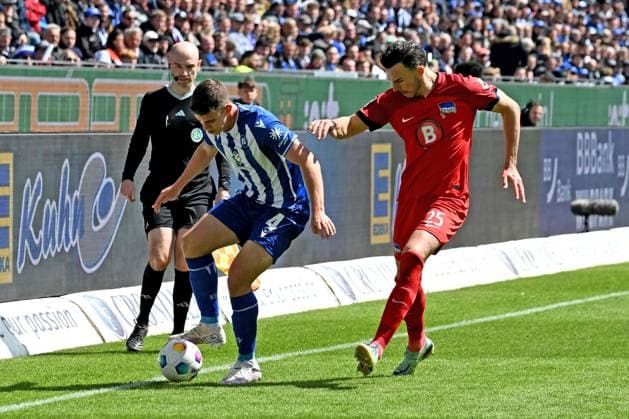 21.04.2024, xsltx, Fussball 2.Bundesliga, Karlsruher SC - Hertha BSC Berlin emspor, v.l. Marcel Beifus (Karlsruher SC KSC) Haris Tabakovic (Hertha BSC Berlin) Zweikampf, Aktion, action, battle for the ball (DFL DFB REGULATIONS PROHIBIT ANY USE OF PHOTOGRAPHS as IMAGE SEQUENCES and or QUASI-VIDEO) Karlsruhe