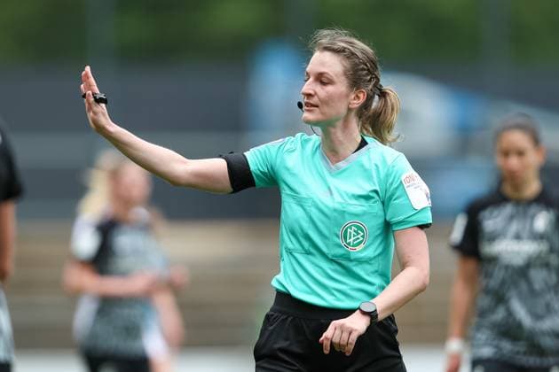 Schiedsrichterin Miriam Schwermer gestikuliert, Gestik, Frauen Bundesliga, 1.FC Koeln - SC Freiburg, Franz-Kremer-Stadion am 21. April 2024 in Koeln, Deutschland. (Foto von Oliver Kaelke DeFodi Images) Schiedsrichterin Miriam Schwermer gestures, Frauen Bundesliga, 1.FC Koeln - SC Freiburg, Franz-Kremer-Stadion on April 21, 2024 in Cologne, Germany. (Photo by Oliver Kaelke DeFodi Images) Defodi-678_2024_04_121_OK_FCKSCF_0898