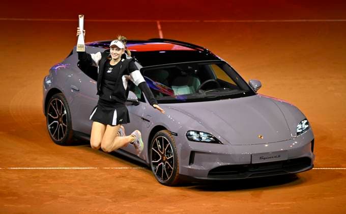 Siegerehrung, Ehrung Elena Rybakina (KAZ) mit Pokal vor Siegerfahrzeug Porsche Taycan 4S Turismo Sprung springt Jubel Freude Emotion Tennis Damen Porsche-Cup Porsche Tennis Grand Prix GP Stuttgart 2024 Porsche Arena 21.04.2024 DFL REGULATIONS PROHIBIT ANY USE OF PHOTOGRAPHS AS IMAGE SEQUENCES AND OR QUASI-VIDEO Porsche Tennis Grand Prix GP Stuttgart 2024