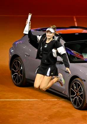 Siegerehrung, Ehrung Elena Rybakina (KAZ) mit Pokal vor Siegerfahrzeug Porsche Taycan 4S Turismo Sprung springt Jubel Freude Emotion Tennis Damen Porsche-Cup Porsche Tennis Grand Prix GP Stuttgart 2024 Porsche Arena 21.04.2024 DFL REGULATIONS PROHIBIT ANY USE OF PHOTOGRAPHS AS IMAGE SEQUENCES AND OR QUASI-VIDEO Porsche Tennis Grand Prix GP Stuttgart 2024