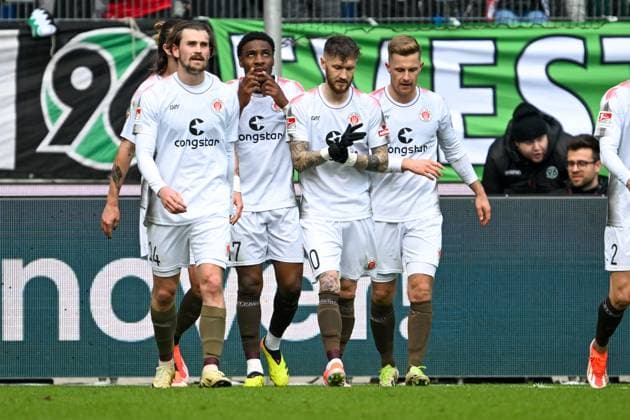 2. Bundesliga - Hannover 06 - FC St. Pauli am 21.04.2024 in der HDI Arena in Hannover Jubel, Torjubel, Torschuetze, Torschütze Oladapo Afolayan (FC St. Pauli) jubelt nach seinem Tor zum 0:1.