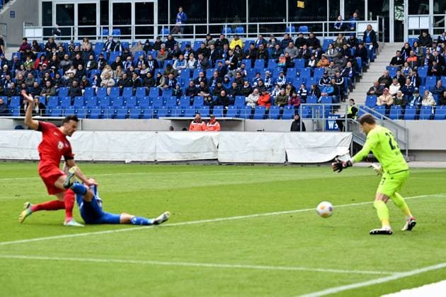 21.04.2024, xsltx, Fussball 2.Bundesliga, Karlsruher SC - Hertha BSC Berlin emspor, v.l. Haris Tabakovic (Hertha BSC Berlin) erzielt das Tor zum scores the goal 1:1 Patrick Drewes (Karlsruher SC KSC) (DFL DFB REGULATIONS PROHIBIT ANY USE OF PHOTOGRAPHS as IMAGE SEQUENCES and or QUASI-VIDEO) Karlsruhe