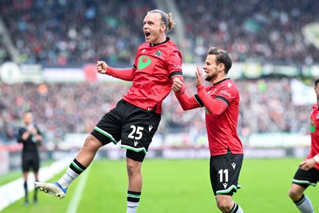2. Bundesliga - Hannover 06 - FC St. Pauli am 21.04.2024 in der HDI Arena in Hannover Jubel, Torjubel, Torschuetze, Torschütze Lars Gindorf (Hannover) jubelt nach seinem Tor zum 1:1.