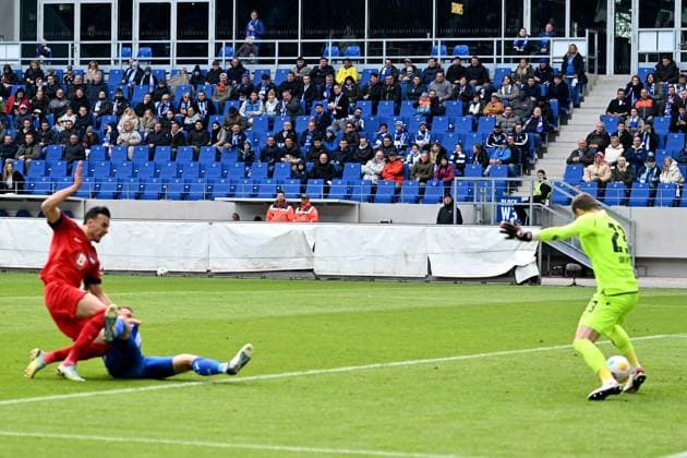 21.04.2024, xsltx, Fussball 2.Bundesliga, Karlsruher SC - Hertha BSC Berlin emspor, v.l. Haris Tabakovic (Hertha BSC Berlin) erzielt das Tor zum scores the goal 1:1 Patrick Drewes (Karlsruher SC KSC) (DFL DFB REGULATIONS PROHIBIT ANY USE OF PHOTOGRAPHS as IMAGE SEQUENCES and or QUASI-VIDEO) Karlsruhe