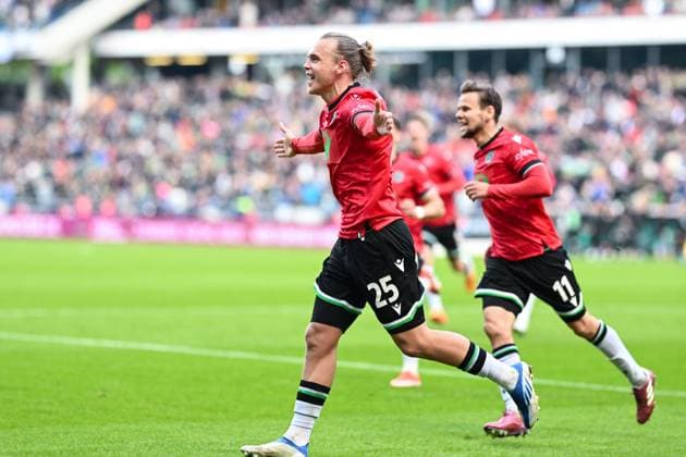 2. Bundesliga - Hannover 06 - FC St. Pauli am 21.04.2024 in der HDI Arena in Hannover Jubel, Torjubel, Torschuetze, Torschütze Lars Gindorf (Hannover) jubelt nach seinem Tor zum 1:1.