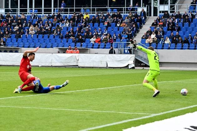 21.04.2024, xsltx, Fussball 2.Bundesliga, Karlsruher SC - Hertha BSC Berlin emspor, v.l. Haris Tabakovic (Hertha BSC Berlin) erzielt das Tor zum scores the goal 1:1 Patrick Drewes (Karlsruher SC KSC) (DFL DFB REGULATIONS PROHIBIT ANY USE OF PHOTOGRAPHS as IMAGE SEQUENCES and or QUASI-VIDEO) Karlsruhe