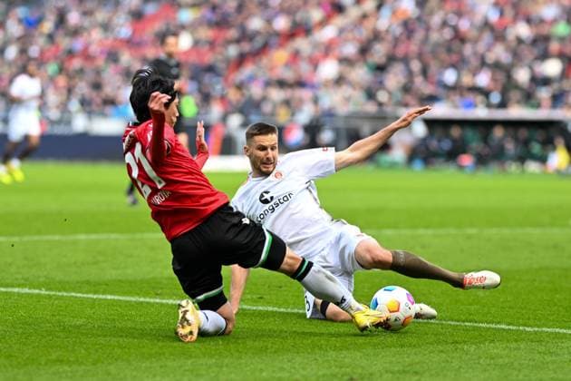 2. Bundesliga - Hannover 06 - FC St. Pauli am 21.04.2024 in der HDI Arena in Hannover Sei Muroya (Hannover 96) im Zweikampf gegen Karol Mets (FC St. Pauli)