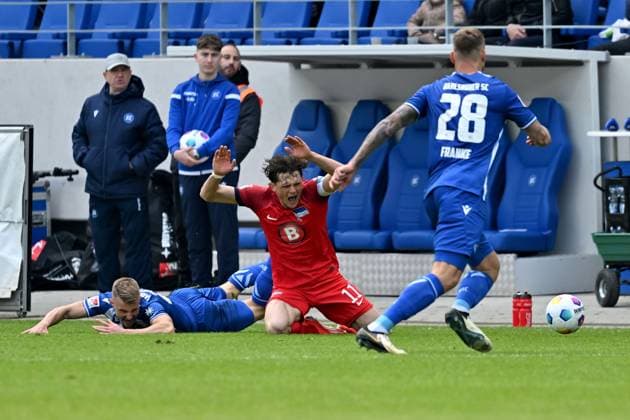 21.04.2024, xsltx, Fussball 2.Bundesliga, Karlsruher SC - Hertha BSC Berlin emspor, v.l. Marco Thiede (Karlsruher SC KSC) Fabian Reese (Hertha BSC Berlin) Zweikampf, Aktion, action, battle for the ball (DFL DFB REGULATIONS PROHIBIT ANY USE OF PHOTOGRAPHS as IMAGE SEQUENCES and or QUASI-VIDEO) Karlsruhe