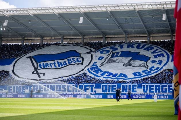 Fanfreundschaft zwischen KSC und Hertha wird mit gemeinsamer Choreografie gefeiert, GER, Karlsruher SC (KSC) vs Hertha BSC Berlin (BSC), Fussball 2. Bundesliga, 30. Spieltag, Saison 2023 2024, 21.04.2024 DFB DFL regulations prohibit any use of photographs as image sequences and or quasi-video GER, Karlsruher SC (KSC) vs Hertha BSC Berlin (BSC), Fussball 2. Bundesliga, 30. Spieltag, Saison 2023 2024, 21.04.2024 Karlsruhe