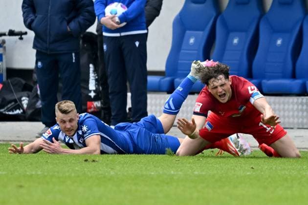 21.04.2024, xsltx, Fussball 2.Bundesliga, Karlsruher SC - Hertha BSC Berlin emspor, v.l. Marco Thiede (Karlsruher SC KSC) Fabian Reese (Hertha BSC Berlin) Zweikampf, Aktion, action, battle for the ball (DFL DFB REGULATIONS PROHIBIT ANY USE OF PHOTOGRAPHS as IMAGE SEQUENCES and or QUASI-VIDEO) Karlsruhe