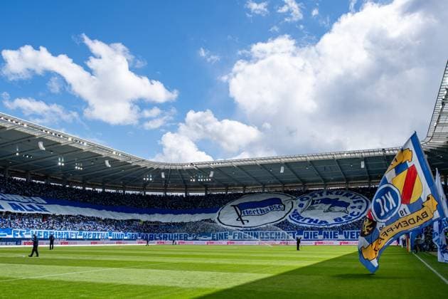 Fanfreundschaft zwischen KSC und Hertha wird mit gemeinsamer Choreografie gefeiert, Spruchband Eine Freundschaft die nie vergeht, GER, Karlsruher SC (KSC) vs Hertha BSC Berlin (BSC), Fussball 2. Bundesliga, 30. Spieltag, Saison 2023 2024, 21.04.2024 DFB DFL regulations prohibit any use of photographs as image sequences and or quasi-video GER, Karlsruher SC (KSC) vs Hertha BSC Berlin (BSC), Fussball 2. Bundesliga, 30. Spieltag, Saison 2023 2024, 21.04.2024 Karlsruhe