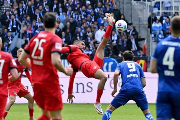21.04.2024, xsltx, Fussball 2.Bundesliga, Karlsruher SC - Hertha BSC Berlin emspor, v.l. Aymen Barkok (Hertha BSC Berlin) Igor Matanovic (Karlsruher SC KSC) Zweikampf, Aktion, action, battle for the ball (DFL DFB REGULATIONS PROHIBIT ANY USE OF PHOTOGRAPHS as IMAGE SEQUENCES and or QUASI-VIDEO) Karlsruhe