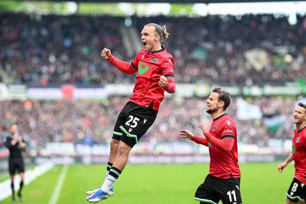 2. Bundesliga - Hannover 06 - FC St. Pauli am 21.04.2024 in der HDI Arena in Hannover Jubel, Torjubel, Torschuetze, Torschütze Lars Gindorf (Hannover) jubelt nach seinem Tor zum 1:1.