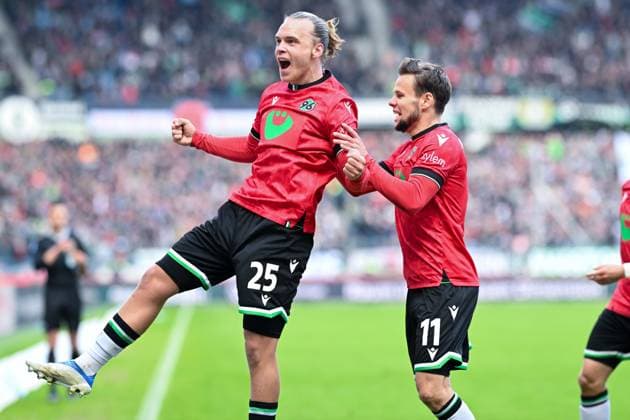2. Bundesliga - Hannover 06 - FC St. Pauli am 21.04.2024 in der HDI Arena in Hannover Jubel, Torjubel, Torschuetze, Torschütze Lars Gindorf (Hannover) jubelt nach seinem Tor zum 1:1.
