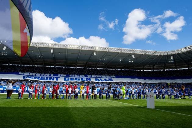 Fanfreundschaft zwischen KSC und Hertha wird mit gemeinsamer Choreografie gefeiert, davor Startelf beider Teams, GER, Karlsruher SC (KSC) vs Hertha BSC Berlin (BSC), Fussball 2. Bundesliga, 30. Spieltag, Saison 2023 2024, 21.04.2024 DFB DFL regulations prohibit any use of photographs as image sequences and or quasi-video GER, Karlsruher SC (KSC) vs Hertha BSC Berlin (BSC), Fussball 2. Bundesliga, 30. Spieltag, Saison 2023 2024, 21.04.2024 Karlsruhe