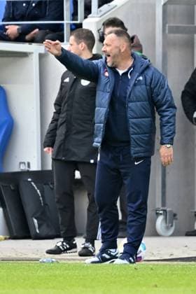 21.04.2024, xsltx, Fussball 2.Bundesliga, Karlsruher SC - Hertha BSC Berlin emspor, v.l. Trainer Pal Dardai (Hertha BSC Berlin) gestikuliert gibt Anweisungen mit den Armen gestikulieren gives instructions, gesticulate. (DFL DFB REGULATIONS PROHIBIT ANY USE OF PHOTOGRAPHS as IMAGE SEQUENCES and or QUASI-VIDEO) Karlsruhe