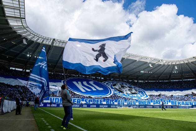 Fanfreundschaft zwischen KSC und Hertha wird mit gemeinsamer Choreografie gefeiert, davor Fahnen, GER, Karlsruher SC (KSC) vs Hertha BSC Berlin (BSC), Fussball 2. Bundesliga, 30. Spieltag, Saison 2023 2024, 21.04.2024 DFB DFL regulations prohibit any use of photographs as image sequences and or quasi-video GER, Karlsruher SC (KSC) vs Hertha BSC Berlin (BSC), Fussball 2. Bundesliga, 30. Spieltag, Saison 2023 2024, 21.04.2024 Karlsruhe