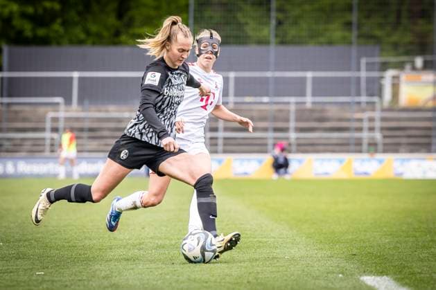 GOOGLE PIXEL Frauen Bundesliga: 1. FC Köln - SC Freiburg, 21.04.2024 Janina Minge (SC Freiburg, 9) und Celina Degen (1. FC Köln, 5); GOOGLE PIXEL Frauen Bundesliga: 1. FC Köln - SC Freiburg, 19. Spieltag, am 21.04.2024 im Franz-Kremer-Stadion in Köln. DFL REGULATIONS PROHIBIT ANY USE OF PHOTOGRAPHS AS IMAGE SEQUENCES AND OR QUASI-VIDEO. Copyright: xBEAUTIFULxSPORTS LeahxKohringx