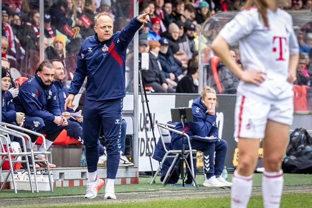 GOOGLE PIXEL Frauen Bundesliga: 1. FC Köln - SC Freiburg, 21.04.2024 Daniel Weber (Trainer 1. FC Köln); GOOGLE PIXEL Frauen Bundesliga: 1. FC Köln - SC Freiburg, 19. Spieltag, am 21.04.2024 im Franz-Kremer-Stadion in Köln. DFL REGULATIONS PROHIBIT ANY USE OF PHOTOGRAPHS AS IMAGE SEQUENCES AND OR QUASI-VIDEO. Copyright: xBEAUTIFULxSPORTS LeahxKohringx