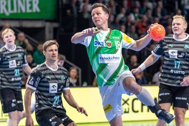 Berlin, 21.04.24, Handball: Bundesliga, Fuechse Berlin - THW Kiel, 29. Spieltag, Max-Schmeling-Halle. Berlins Hans Lindberg wirft den Ball auf das Tor. Fuechse Berlin - THW Kiel