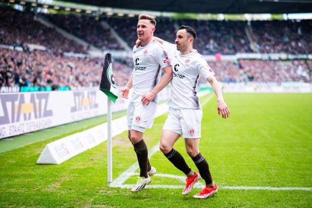 21.04.2024 - Fußball, 2023 2024, 1. Bundesliga, 30. Spieltag, Hannover 96 - FC St. Pauli: (L-R) Johannes Eggestein (Pauli) jubelt nach seinem Tor zum 1:2 mit Manolis Saliakas (Pauli) DFL REGULATIONS PROHIBIT ANY USE OF PHOTOGRAPHS AS IMAGE SEQUENCES AND OR QUASI-VIDEO.