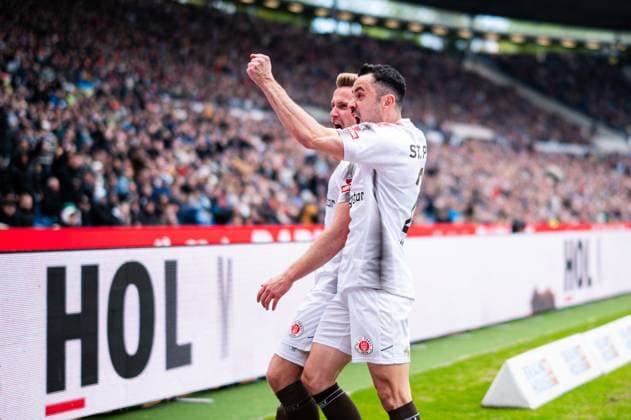21.04.2024 - Fußball, 2023 2024, 1. Bundesliga, 30. Spieltag, Hannover 96 - FC St. Pauli: (L-R) Johannes Eggestein (Pauli) jubelt nach seinem Tor zum 1:2 mit Manolis Saliakas (Pauli) DFL REGULATIONS PROHIBIT ANY USE OF PHOTOGRAPHS AS IMAGE SEQUENCES AND OR QUASI-VIDEO.
