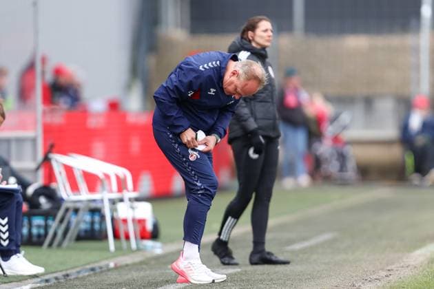Trainer Daniel Weber (1. FC Koeln) macht Notizen, Frauen Bundesliga, 1.FC Koeln - SC Freiburg, Franz-Kremer-Stadion am 21. April 2024 in Koeln, Deutschland. (Foto von Oliver Kaelke DeFodi Images) Trainer Daniel Weber (1. FC Koeln) taking some notes, Frauen Bundesliga, 1.FC Koeln - SC Freiburg, Franz-Kremer-Stadion on April 21, 2024 in Cologne, Germany. (Photo by Oliver Kaelke DeFodi Images) Defodi-678_2024_04_121_OK_FCKSCF_0920