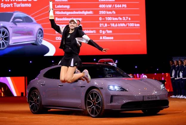 21.04.2024, Deutschland, Stuttgart, Porsche Tennis Grand Prix 2024, Finale, Elena Rybakina (KAZ) springt mit dem Pokal vor ihrem Siegerfahrzeug Taycab 4S Turismo in die Luft
