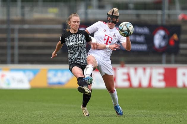 Lisa Kolb (SC Freiburg) und Celina Degen (1. FC Koeln) im Zweikampf, Frauen Bundesliga, 1.FC Koeln - SC Freiburg, Franz-Kremer-Stadion am 21. April 2024 in Koeln, Deutschland. (Foto von Oliver Kaelke DeFodi Images) Lisa Kolb (SC Freiburg) und Celina Degen (1. FC Koeln) battle for the ball, Frauen Bundesliga, 1.FC Koeln - SC Freiburg, Franz-Kremer-Stadion on April 21, 2024 in Cologne, Germany. (Photo by Oliver Kaelke DeFodi Images) Defodi-678_2024_04_121_OK_FCKSCF_0940