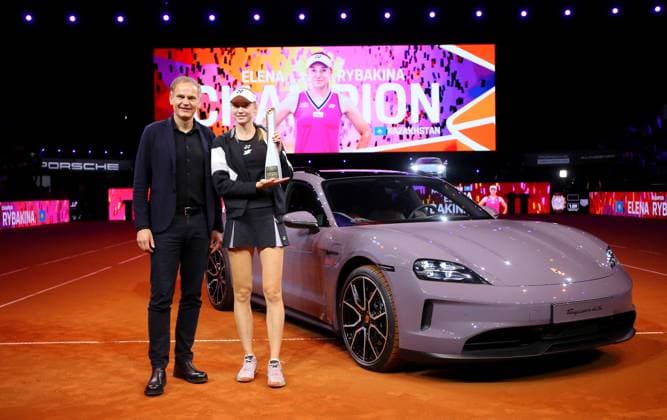 21.04.2024, Deutschland, Stuttgart, Porsche Tennis Grand Prix 2024, Finale, v.l. Oliver Blume (Vorstandsvorsitzender Porsche und Volkswagen AG) und Elena Rybakina (KAZ) mit Pokal vor dem Siegerfahrzeug Taycab 4S Turismo