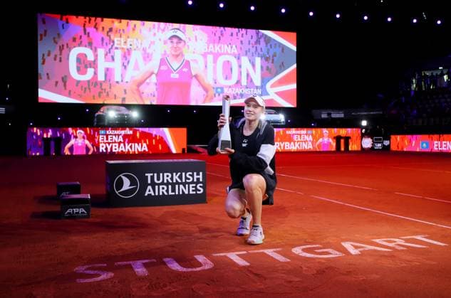 Sport Bilder des Tages 21.04.2024, Deutschland, Stuttgart, Porsche Tennis Grand Prix 2024, Finale, Elena Rybakina (KAZ) jubelt mit Pokal über den Sieg