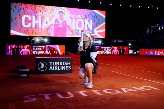 21.04.2024, Deutschland, Stuttgart, Porsche Tennis Grand Prix 2024, Finale, Elena Rybakina (KAZ) küsst den Pokal bei der Siegerhrung