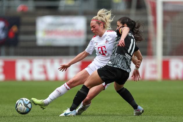 Janina Hechler (1. FC Koeln) und Hasret Kayikci (SC Freiburg) im Zweikampf, Frauen Bundesliga, 1.FC Koeln - SC Freiburg, Franz-Kremer-Stadion am 21. April 2024 in Koeln, Deutschland. (Foto von Oliver Kaelke DeFodi Images) Janina Hechler (1. FC Koeln) und Hasret Kayikci (SC Freiburg) battle for the ball, Frauen Bundesliga, 1.FC Koeln - SC Freiburg, Franz-Kremer-Stadion on April 21, 2024 in Cologne, Germany. (Photo by Oliver Kaelke DeFodi Images) Defodi-678_2024_04_121_OK_FCKSCF_0970