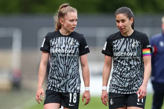 Lisa Kolb (SC Freiburg) spricht mit Hasret Kayikci (SC Freiburg), Frauen Bundesliga, 1.FC Koeln - SC Freiburg, Franz-Kremer-Stadion am 21. April 2024 in Koeln, Deutschland. (Foto von Oliver Kaelke DeFodi Images) Lisa Kolb (SC Freiburg) speaks with Hasret Kayikci (SC Freiburg), Frauen Bundesliga, 1.FC Koeln - SC Freiburg, Franz-Kremer-Stadion on April 21, 2024 in Cologne, Germany. (Photo by Oliver Kaelke DeFodi Images) Defodi-678_2024_04_121_OK_FCKSCF_0986