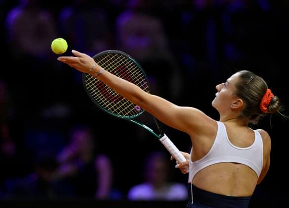 Marta Kostyuk (UKR) Aktion Aufschlag Tennis Damen Porsche-Cup Porsche Tennis Grand Prix GP Stuttgart 2024 Porsche Arena 21.04.2024 DFL REGULATIONS PROHIBIT ANY USE OF PHOTOGRAPHS AS IMAGE SEQUENCES AND OR QUASI-VIDEO Porsche Tennis Grand Prix GP Stuttgart 2024