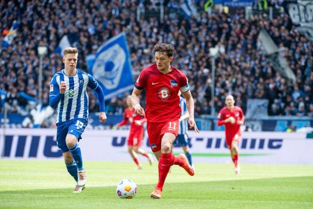 Fabian Reese (Hertha BSC Berlin, 11) im Zweikampf mit Dzenis Burnic (Karlsruher SC, 15), GER, Karlsruher SC (KSC) vs Hertha BSC Berlin (BSC), Fussball 2. Bundesliga, 30. Spieltag, Saison 2023 2024, 21.04.2024 DFB DFL regulations prohibit any use of photographs as image sequences and or quasi-video GER, Karlsruher SC (KSC) vs Hertha BSC Berlin (BSC), Fussball 2. Bundesliga, 30. Spieltag, Saison 2023 2024, 21.04.2024 Karlsruhe