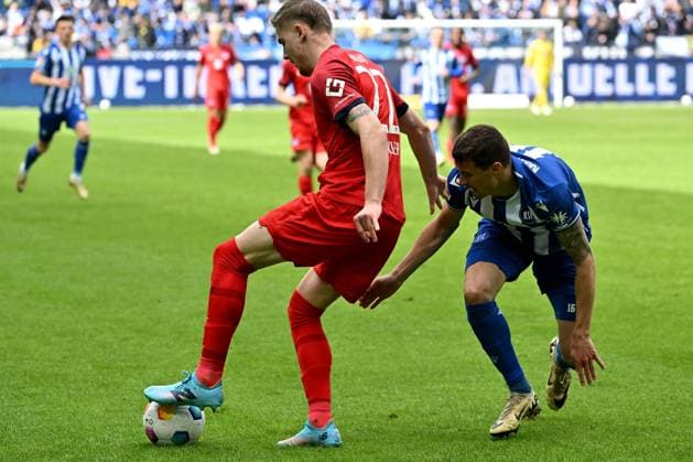 21.04.2024, xsltx, Fussball 2.Bundesliga, Karlsruher SC - Hertha BSC Berlin emspor, v.l. Marten Winkler (Hertha BSC Berlin) Philip Heise (Karlsruher SC KSC) Zweikampf, Aktion, action, battle for the ball (DFL DFB REGULATIONS PROHIBIT ANY USE OF PHOTOGRAPHS as IMAGE SEQUENCES and or QUASI-VIDEO) Karlsruhe