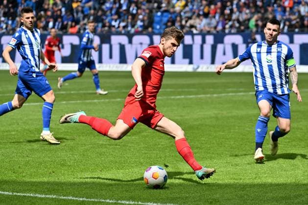 21.04.2024, xsltx, Fussball 2.Bundesliga, Karlsruher SC - Hertha BSC Berlin emspor, v.l. Jonjoe Kenny (Hertha BSC Berlin) Jerome Gondorf (Karlsruher SC KSC) Zweikampf, Aktion, action, battle for the ball (DFL DFB REGULATIONS PROHIBIT ANY USE OF PHOTOGRAPHS as IMAGE SEQUENCES and or QUASI-VIDEO) Karlsruhe
