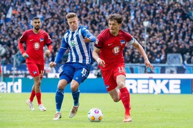 Fabian Reese (Hertha BSC Berlin, 11) im Zweikampf mit Dzenis Burnic (Karlsruher SC, 15), GER, Karlsruher SC (KSC) vs Hertha BSC Berlin (BSC), Fussball 2. Bundesliga, 30. Spieltag, Saison 2023 2024, 21.04.2024 DFB DFL regulations prohibit any use of photographs as image sequences and or quasi-video GER, Karlsruher SC (KSC) vs Hertha BSC Berlin (BSC), Fussball 2. Bundesliga, 30. Spieltag, Saison 2023 2024, 21.04.2024 Karlsruhe