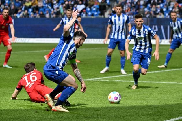 21.04.2024, xsltx, Fussball 2.Bundesliga, Karlsruher SC - Hertha BSC Berlin emspor, v.l. Jonjoe Kenny (Hertha BSC Berlin) Jerome Gondorf (Karlsruher SC KSC) Zweikampf, Aktion, action, battle for the ball (DFL DFB REGULATIONS PROHIBIT ANY USE OF PHOTOGRAPHS as IMAGE SEQUENCES and or QUASI-VIDEO) Karlsruhe